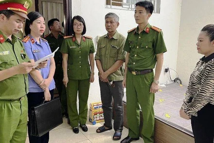 Đại diện các cơ quan chức năng thi hành quyết định khởi tố, bắt giam bị can.