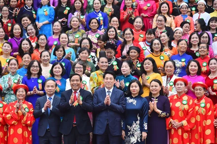 Chủ tịch nước Lương Cường với Đoàn đại biểu phụ nữ cao tuổi tiêu biểu toàn quốc tại buổi gặp mặt.