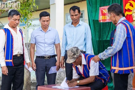 Xã Sa Bình, huyện Sa Thầy vận động bà con tích cực tham gia thay đổi nếp nghĩ cách làm, phát triển kinh tế.