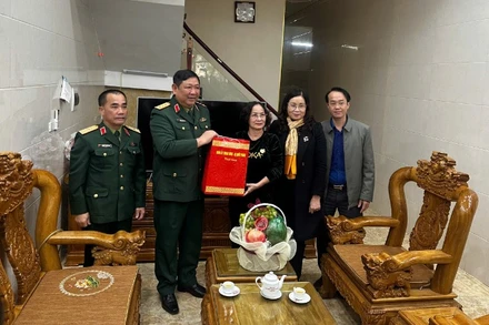 Thượng tướng Huỳnh Chiến Thắng tặng quà bà Nguyễn Thị Hoa là vợ liệt sĩ.