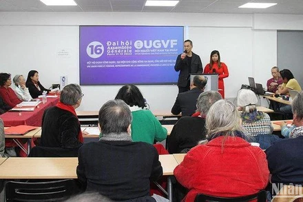 Chủ tịch UGVF Vương Hữu Nhân nhấn mạnh tầm quan trọng của nhiệm vụ gìn giữ, phát huy truyền thống đoàn kết và yêu nước của cộng đồng người Việt tại Pháp. (Ảnh: Khải Hoàn) 