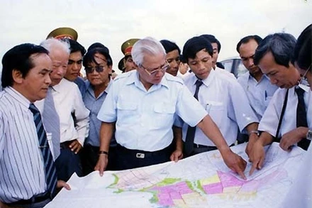 Thủ tướng Võ Văn Kiệt xem xét quy hoạch tổng thể xây dựng thành phố Vạn Tường, huyện Bình Sơn (Quảng Ngãi) phục vụ dự án xây dựng nhà máy lọc Dung Quất (tháng 7/1995). (Ảnh: VNE/TTXVN) 