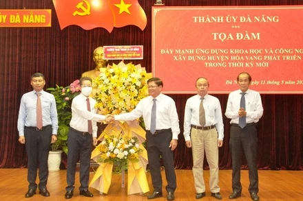 Lãnh đạo thành phố tặng hoa cho các nhà khoa học, chuyên gia… nhân Ngày Khoa học và Công nghệ Việt Nam. 