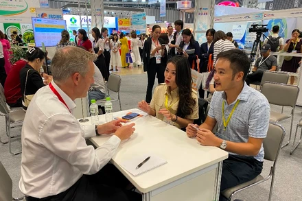 Doanh nghiệp giao thương, ký kết hợp đồng tại Viet Nam International Sourcing 2023.