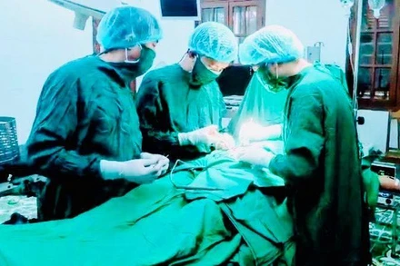 Ca mổ cấp cứu trong đêm trên đảo tiền tiêu Bạch Long Vĩ.