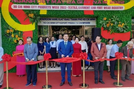 Nghi thức cắt băng khai mạc “Tuần lễ triển lãm sản phẩm ngành dệt may và da giày năm 2022”.