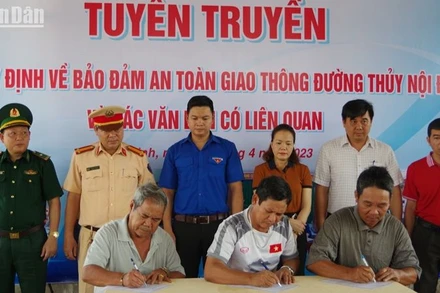 Ngư dân ký cam kết chấp hành các quy định về bảo đảm an toàn giao thông đường thủy nội địa.