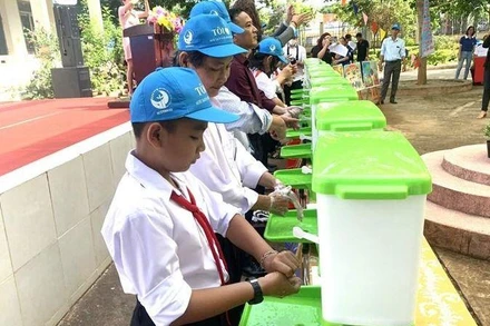 Theo khuyến cáo của ngành y tế, rửa tay thường xuyên bằng xà-phòng là một trong những biện pháp phòng, chống bệnh tay-chân-miệng hiệu quả nhất.