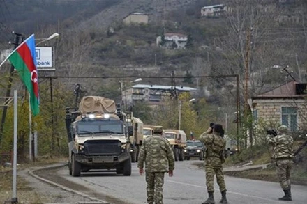 Binh sĩ và xe quân sự của Azerbaijan di chuyển qua thị trấn Lachin, gần khu vực biên giới với Armenia. (Ảnh: AFP/TTXVN)