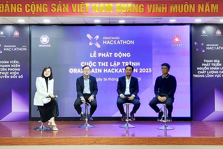 Các thành viên Ban Tổ chức thông tin về Cuộc thi Oraichain Hackathon lần thứ II, năm 2023.