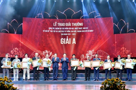 Đồng chí Trần Thanh Mẫn và đồng chí Nguyễn Trọng Nghĩa trao giải A tặng các tác giả đoạt giải.