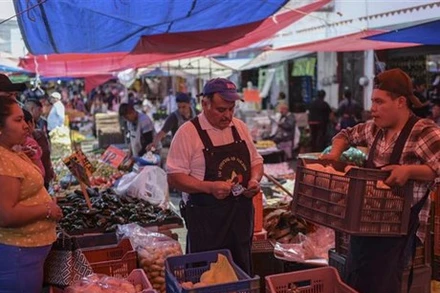 Người dân mua sắm tại một chợ ở Ozumba (Mexico). (Ảnh: AFP/TTXVN)