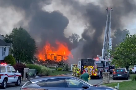 Một đám cháy bùng lên sau vụ nổ làm rung chuyển một khu phố ở Pennsylvania (Mỹ). (Nguồn: CNN/Ảnh chụp màn hình)
