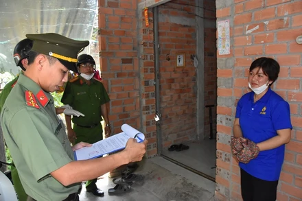 Cơ quan An ninh điều tra thực hiện lệnh bắt Phan Thị Thanh Nhã.