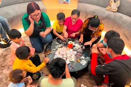 Các trẻ em được phẫu thuật mổ tim vui chơi tại hoạt động kỷ niệm 17 năm của chương trình Nhịp tim Việt Nam. 