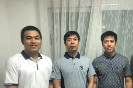 Từ trái sang phải: Thuyền viên Phùng Văn An, Phạm Văn Thành và Nguyễn Văn Tảo. (Ảnh: Nguyễn Trường/Vietnam+)