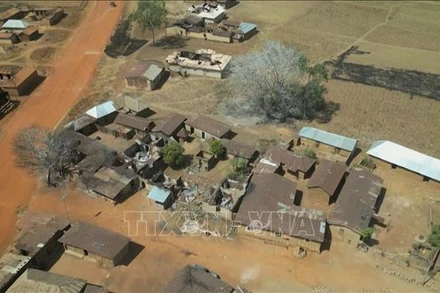 Nhiều ngôi nhà bị phá hủy trong loạt vụ tấn công vào ngôi làng ở bang Plateau, miền Trung Nigeria, ngày 27/12/2023. Ảnh minh họa: AFP/TTXVN