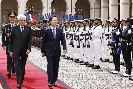 Chủ tịch nước Võ Văn Thưởng và Tổng thống Cộng hòa Italy Sergio Mattarella duyệt đội danh dự. (Ảnh: TTXVN)