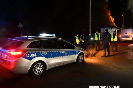 Lực lượng an ninh Ba Lan tuần tra ở làng Przewodow sau loạt vụ nổ, ngày 15/11/2022. (Ảnh: PAP/TTXVN)