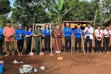 Đại diện Đoàn Khối Doanh nghiệp Trung ương, Tỉnh đoàn Đắk Lắk, các đơn vị liên quan và chính quyền địa phương khởi công xây dựng “Ngôi nhà yêu thương” tại buôn Ea Sut.