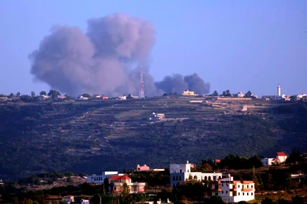 Khói bốc lên sau cuộc không kích của Israel xuống khu vực nằm giữa Ramia và Al-Quzah, Liban ngày 3/12/2023. (Ảnh: THX/TTXVN)