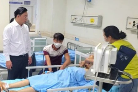 Chủ tịch Ủy ban nhân dân tỉnh Quảng Nam Lê Trí Thanh thăm hỏi nạn nhân tại Bệnh viện Đa khoa Trung ương Quảng Nam. 