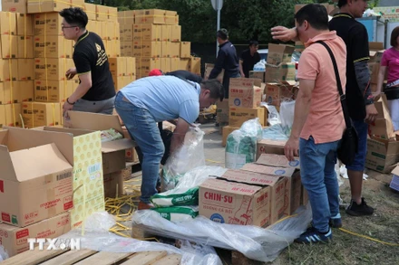 Các mặt hàng thực phẩm được các nhà hảo tâm quyên tặng để phân phát cho những hộ kinh doanh bị thiệt hại tại Marywilska. (Ảnh: Ngọc Biên/TTXVN)