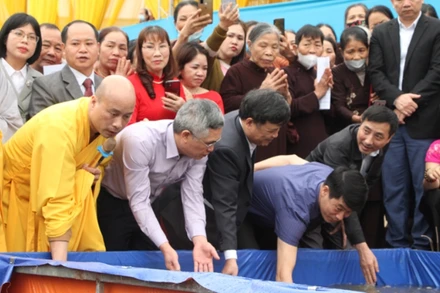 Lãnh đạo Sở Nông nghiệp và Phát triển nông thôn và Ban Trị sự Giáo hội Phật giáo Việt Nam tỉnh Yên Bái cùng các tầng lớp nhân dân thả cá giống xuống sông Hồng.