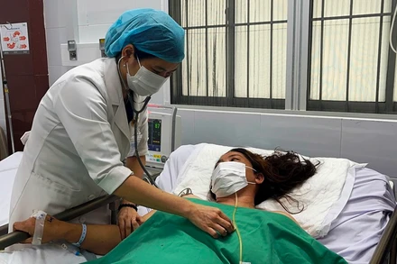 Sản phụ T.T.C. tỉnh táo, sinh tồn ổn định. 