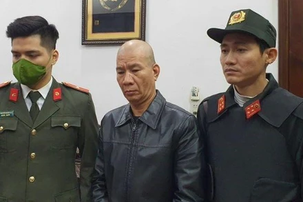 Công an đọc lệnh bắt Vương Hưng Thiện, đối tượng cầm đầu đường dây đánh bạc và tổ chức đánh bạc. 