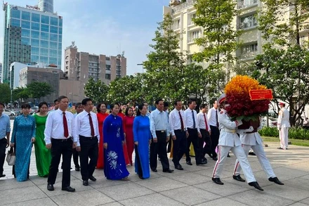 Đoàn đại biểu Thành phố Hồ Chí Minh dâng hoa tưởng nhớ Bác Hồ tại Công viên Tượng đài Chủ tịch Hồ Chí Minh.