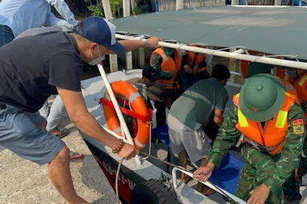 Cán bộ, chiến sĩ Đồn Biên phòng Cửa Đại hỗ trợ đưa thi thể nạn nhân về gia đình lo mai táng. (Ảnh: B.P)