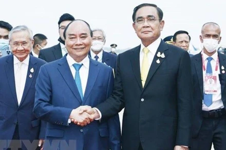 Thủ tướng Thái Lan Prayut Chan-o-cha đón Chủ tịch nước Nguyễn Xuân Phúc tại Sân bay Không quân Hoàng gia Thái Lan. (Ảnh: TTXVN) 