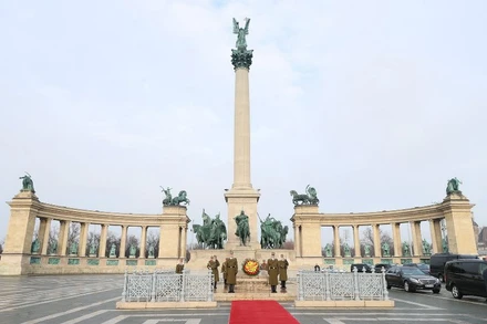 Quảng trường Anh hùng.