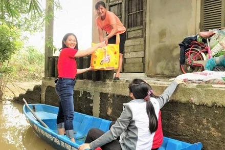 Tặng 400 phần quà hỗ trợ người dân bão, lũ ở Đà Nẵng và Thừa Thiên Huế 