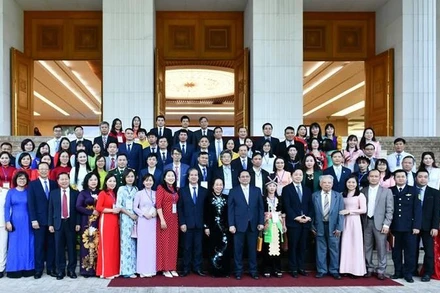 Thủ tướng Phạm Minh Chính với các nhà giáo, cán bộ quản lý giáo dục tiêu biểu.