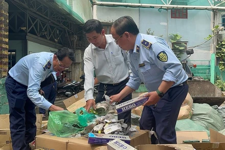 Lực lượng chức năng phân loại hàng hóa tiêu hủy. (Ảnh: Cục Quản lý thị trường TP Hồ Chí Minh).