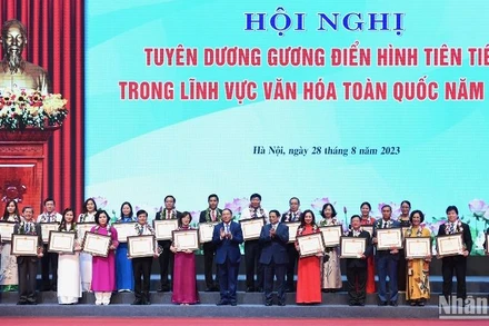 Trao bằng khen tặng 26 tập thể và cá nhân điển hình tiên tiến.