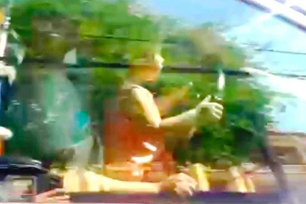 Bé gái khoảng 4 tuổi cầm lái ô-tô chạy trên đường. (Ảnh cắt từ clip của anh N.H.Đ)