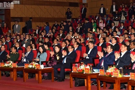 Thủ tướng và các đại biểu tham dự hội nghị.