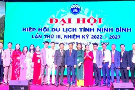 Ra mắt Ban Chấp hành Hiệp hội Du lịch Ninh Bình.