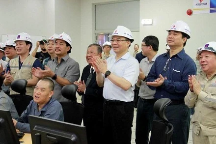 Lãnh đạo Tập đoàn, Ban quản lý dự án chứng kiến Tổ máy số 2 Nhà máy Nhiệt điện Thái Bình 2 thành công đốt lửa lần đầu.