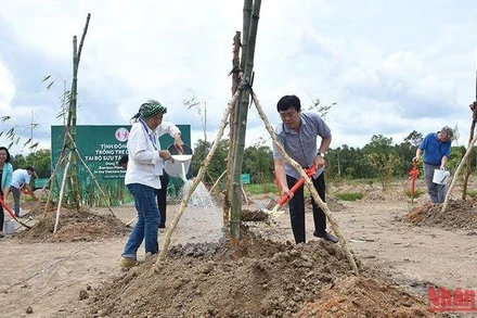 Bí thư Tỉnh ủy Đồng Tháp Lê Quốc Phong và Tiến sĩ Diệp Thị Mỹ Hạnh - Nhà sáng lập Làng tre Phú An trồng tre lưu niệm. (Ảnh: HỮU NGHĨA)