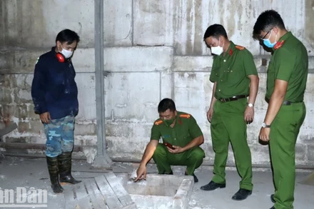 Lực lượng Công an tỉnh Đồng Nai bắt quả tang xả thải trái phép ra môi trường của một công ty trong khu công nghiệp Biên Hòa 1.