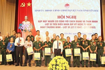 Tặng quà cho người có công và thân nhân liệt sĩ tiêu biểu của tỉnh Yên Bái.