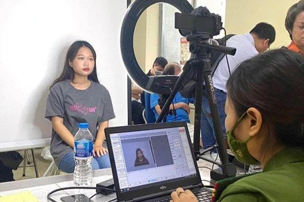 Công an phường Thành Công (quận Ba Đình, Hà Nội) làm thủ tục cấp căn cước công dân gắn chip cho người dân, sáng 27/7.