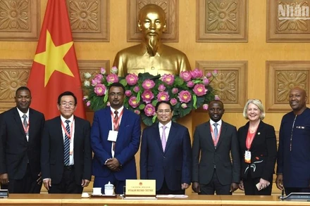 Thủ tướng Phạm Minh Chính chụp ảnh với các thành viên Tổ chức phát triển hệ thống lương thực thực phẩm châu Phi.