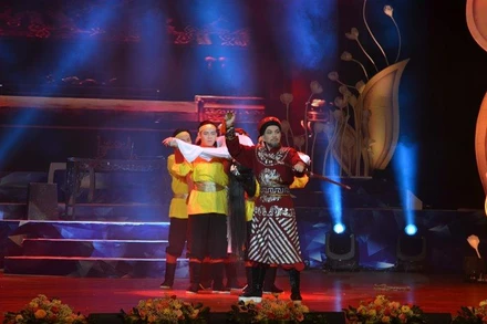 Thí sinh Minh Trường nhận Huy chương Vàng ở thể loại kép lão với vai Trần Thặng trong vở “Kẻ sĩ Thăng Long”.