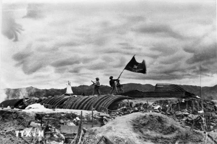 Lá cờ "Quyết chiến quyết thắng" phấp phới bay trên nóc hầm Tướng De Castries. (Ảnh: Tư liệu TTXVN)