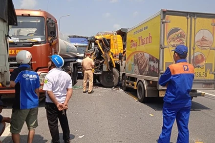 Hiện trường vụ tai nạn giao thông liên hoàn trên Quốc lộ 1A. 